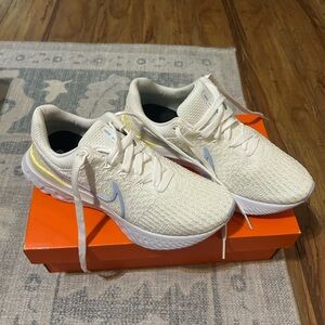 Nike Women's Cream/White Athletic Running Shoes with Pale Yellow Accents